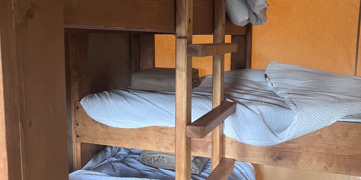 Lits superposés en bois dans la seconde chambre de la tente safari