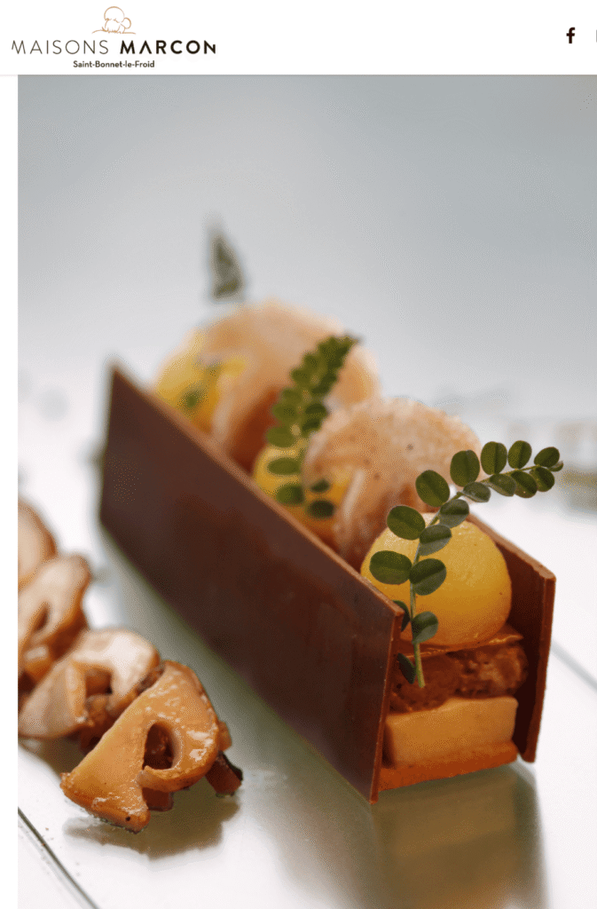 Assiette de dessert gastronomique servie dans un restaurant de la région