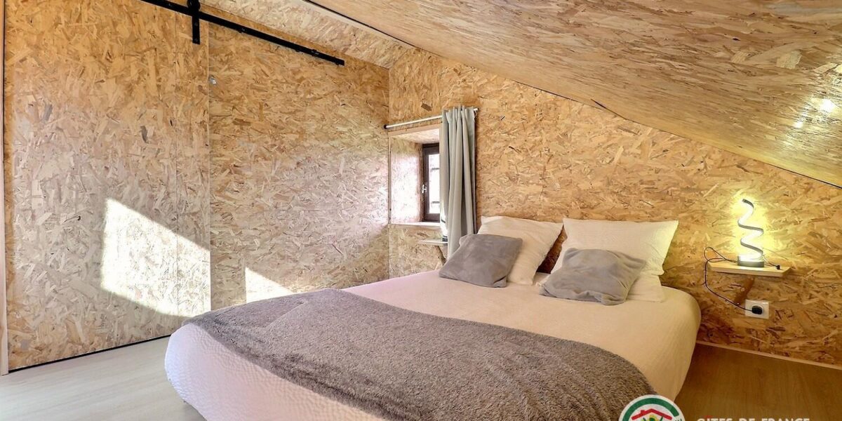470844-18_309700_4a73fa0a71b1dd2069a2d34189e0e60d Chambre mansardée du gîte, lit double sous les pentes de bois clair
