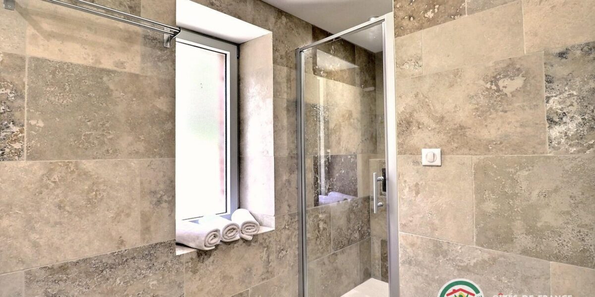 470844-15_309700_c83f2e6adcb7ce895f57f604af0035e6 Douche à l’italienne du gîte, paroi vitrée et carrelage travertin