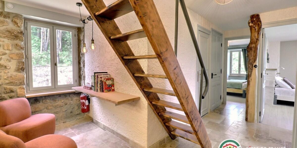 470844-20_309700_7197a3f17cfeb330801461937074ef57 Escalier en bois desservant la pièce de vie du gîte, ouverte et lumineuse