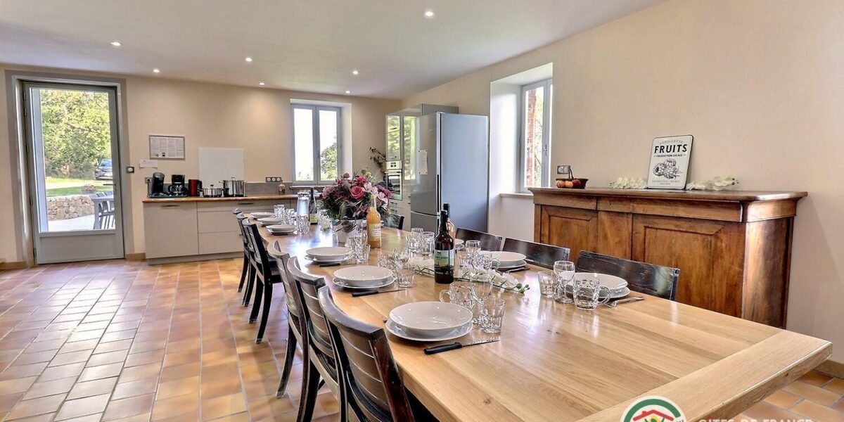470844-2_309700_5054b0680c91e8fc6e72dc3d1d7e03b2 Grande salle à manger du gîte, longue table dressée pour dix couverts devant les fenêtres